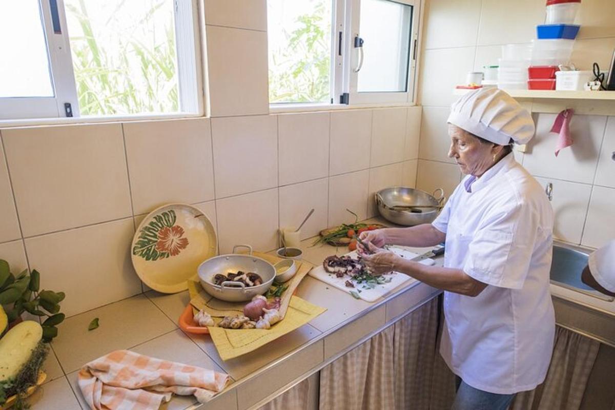 Un hombre con gorro de chef preparando comida en una cocina.