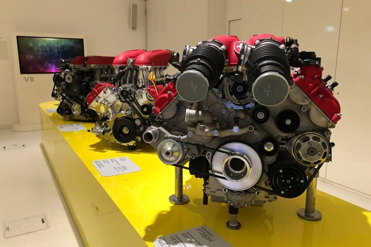 Un motor en exhibición sobre una mesa amarilla