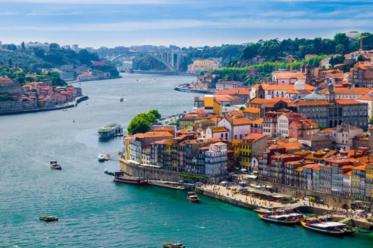 uma vista aérea de um rio com edifícios e barcos