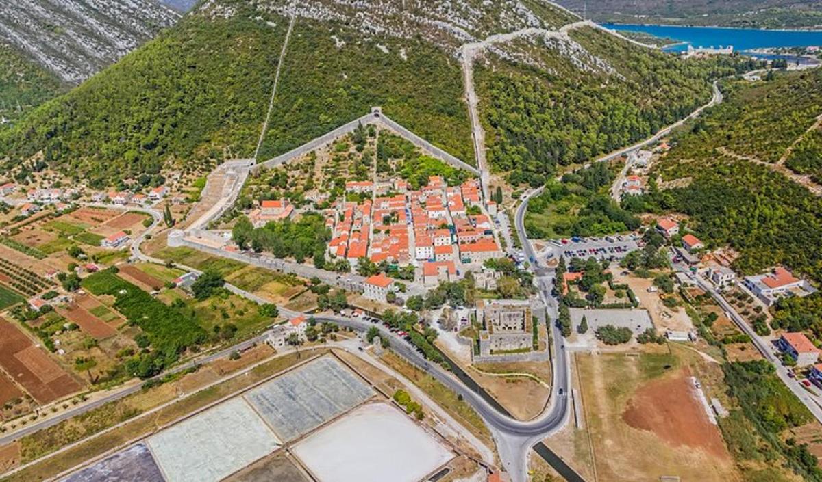 mäe otsas asuva linna õhuvaade