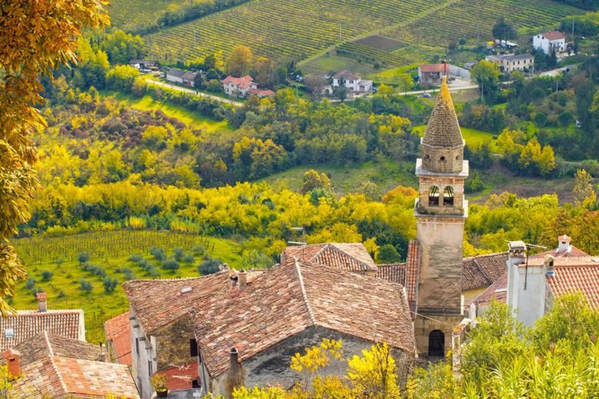 un vecchio edificio con una torre dell'orologio in un villaggio