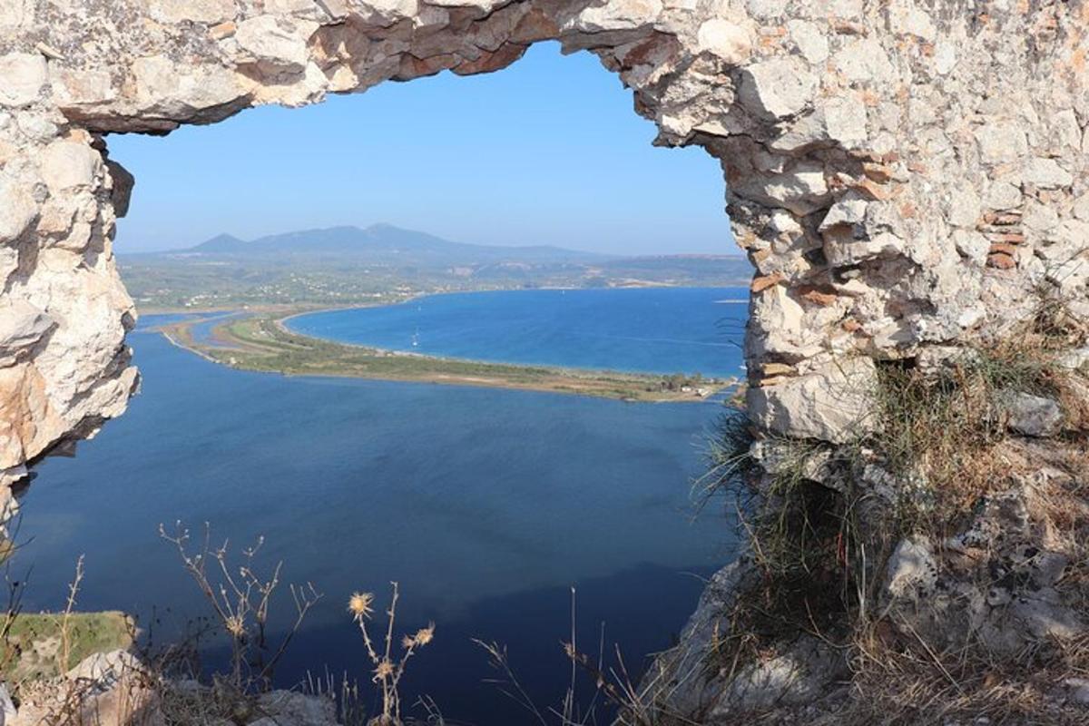 θέα σε ένα μεγάλο υδάτινο σώμα μέσα από ένα παράθυρο