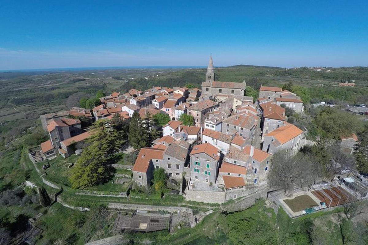 zračni pogled na majhno mesto na hribu