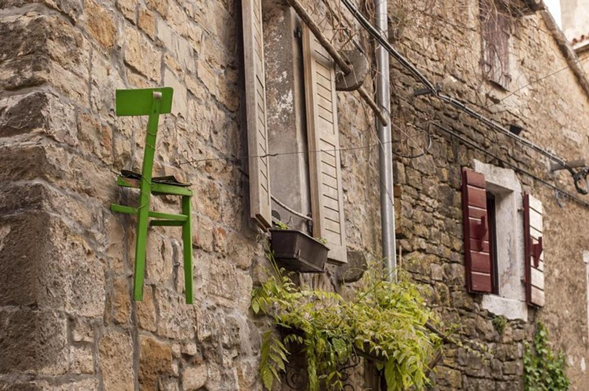 una scala verde sul lato di un edificio in pietra