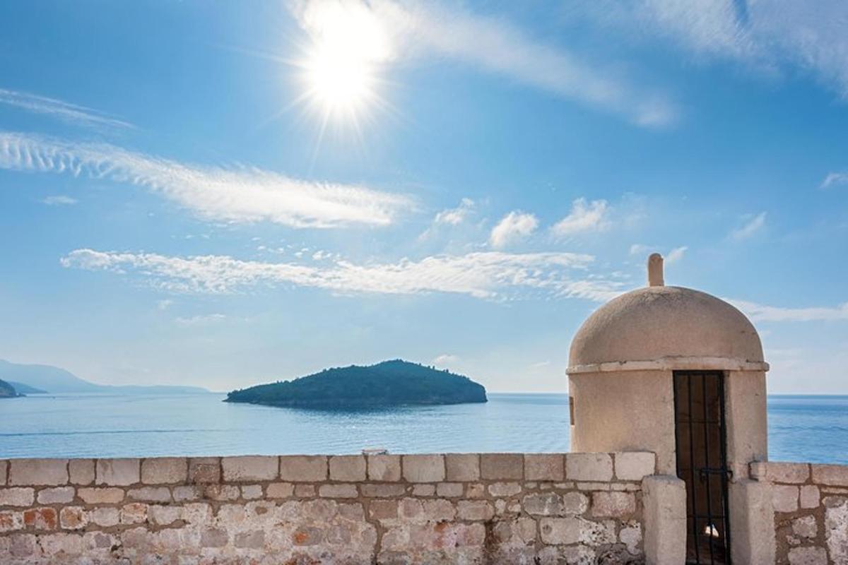 un muro di pietra con vista sull'oceano