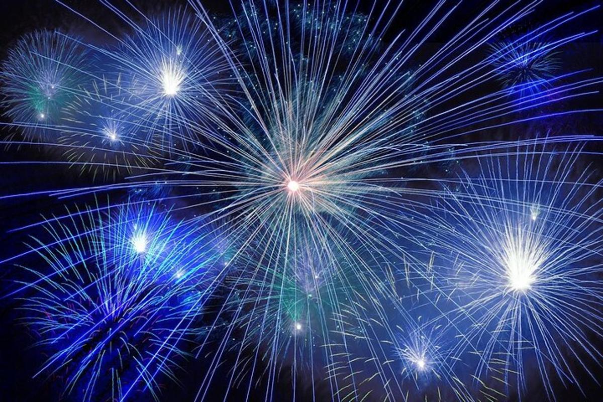 hromada modrých ohňostrojů explodujících na obloze