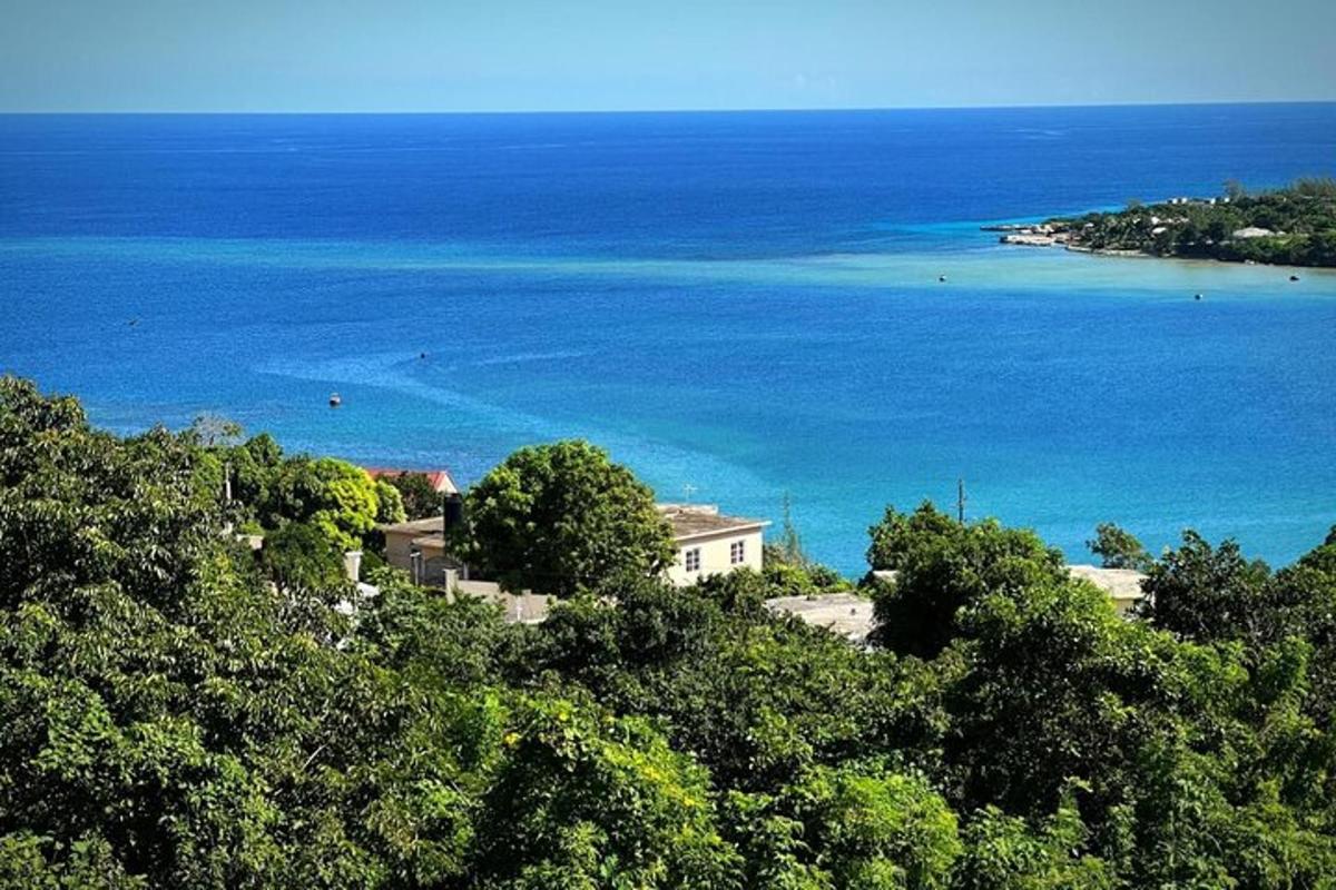 una casa in cima a una collina con vista sull'oceano