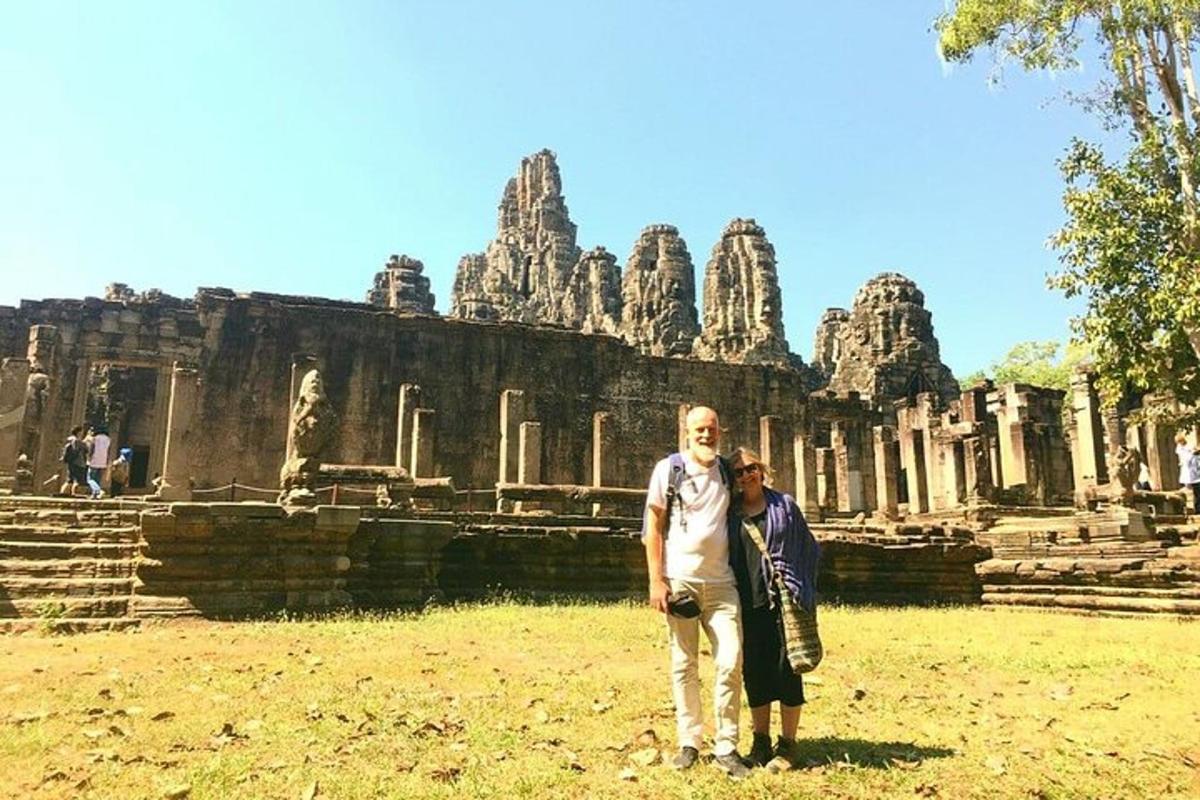 un homme et une femme debout devant un temple