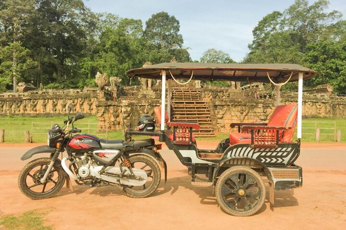 sepeda motor dan kereta di depan sebuah gedung