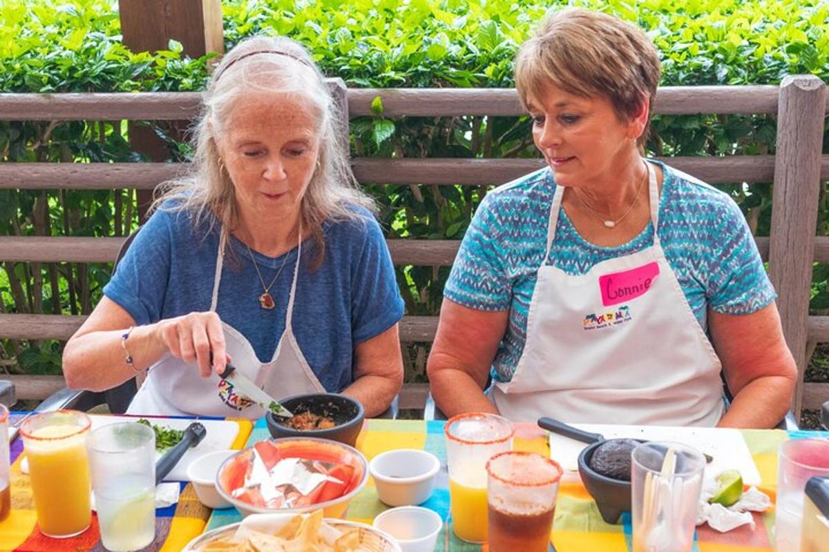 due donne sedute a un tavolo che mangiano cibo