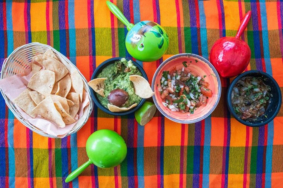 un tavolo sormontato da ciotole di cibo e salsa