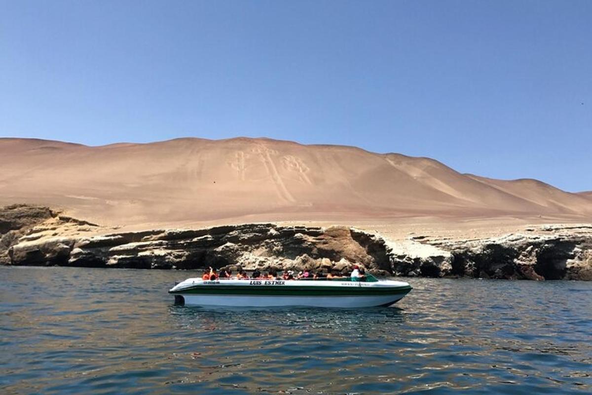 sekelompok orang di dalam perahu di air