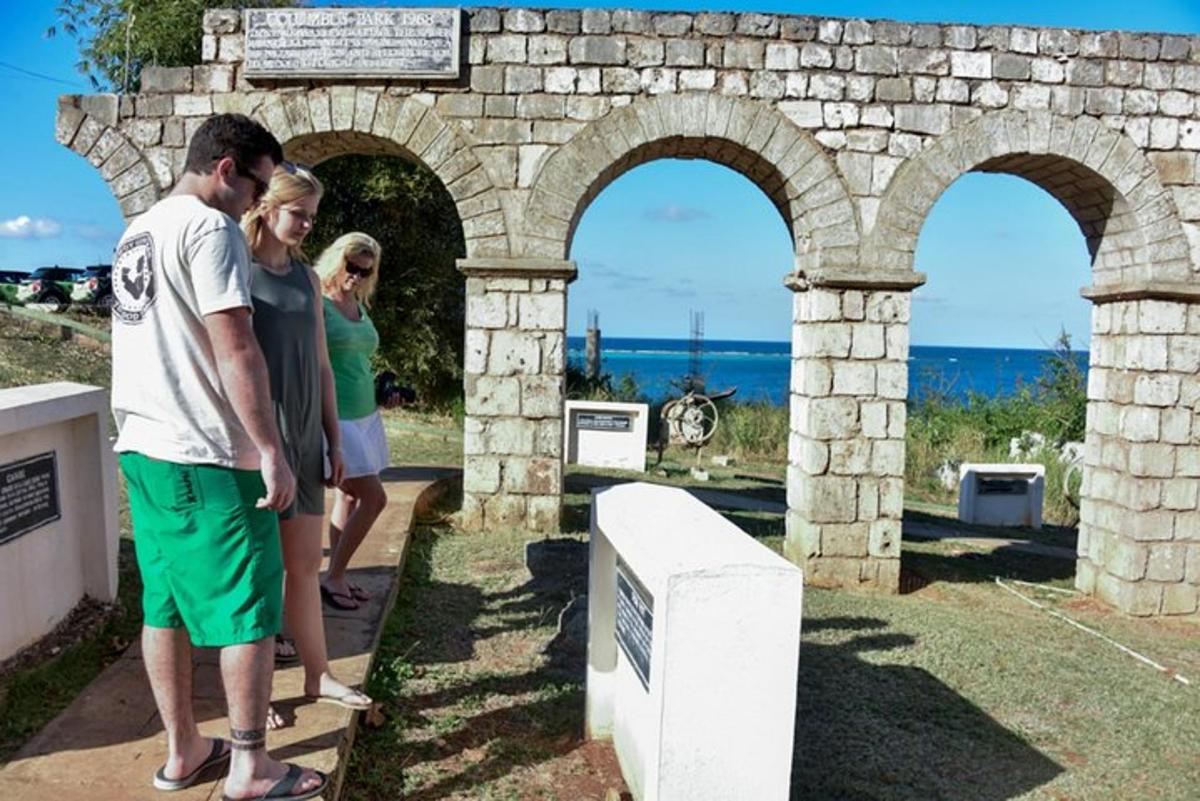 μια ομάδα ανθρώπων που στέκονται δίπλα σε έναν πέτρινο τοίχο