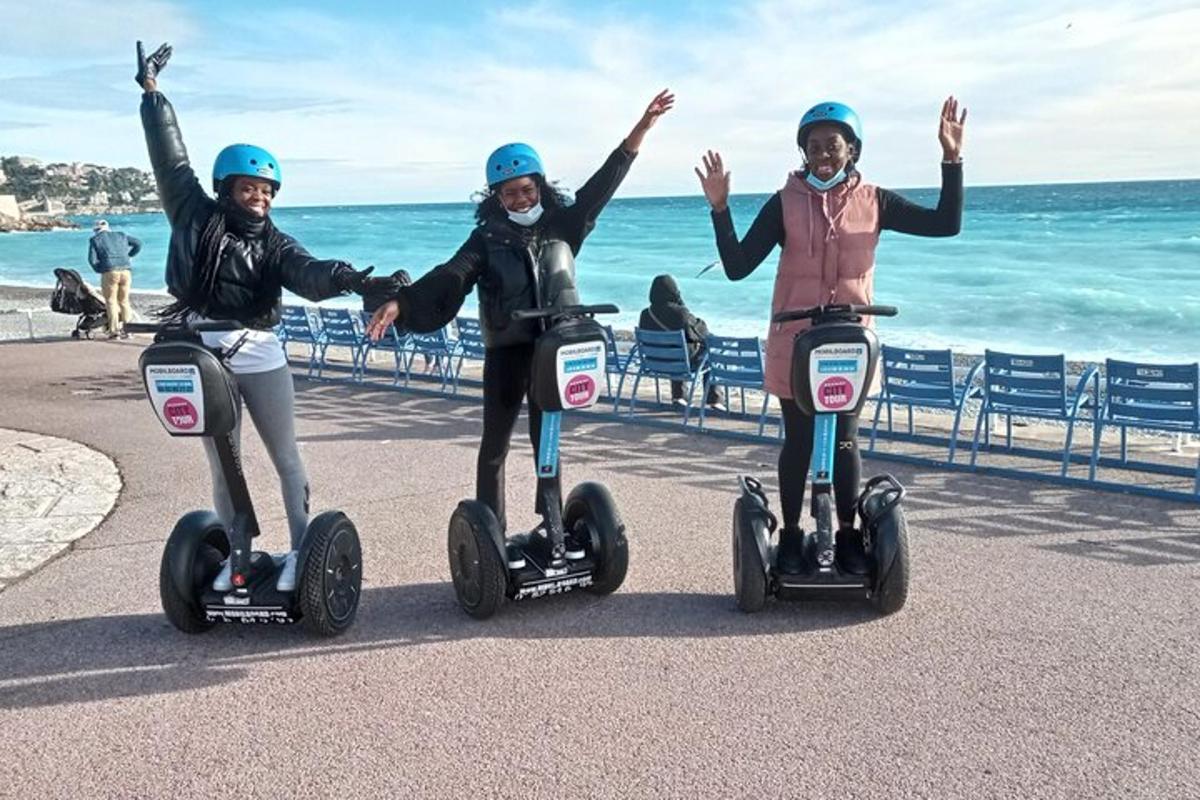 tři ženy jezdící na segwayích poblíž pláže