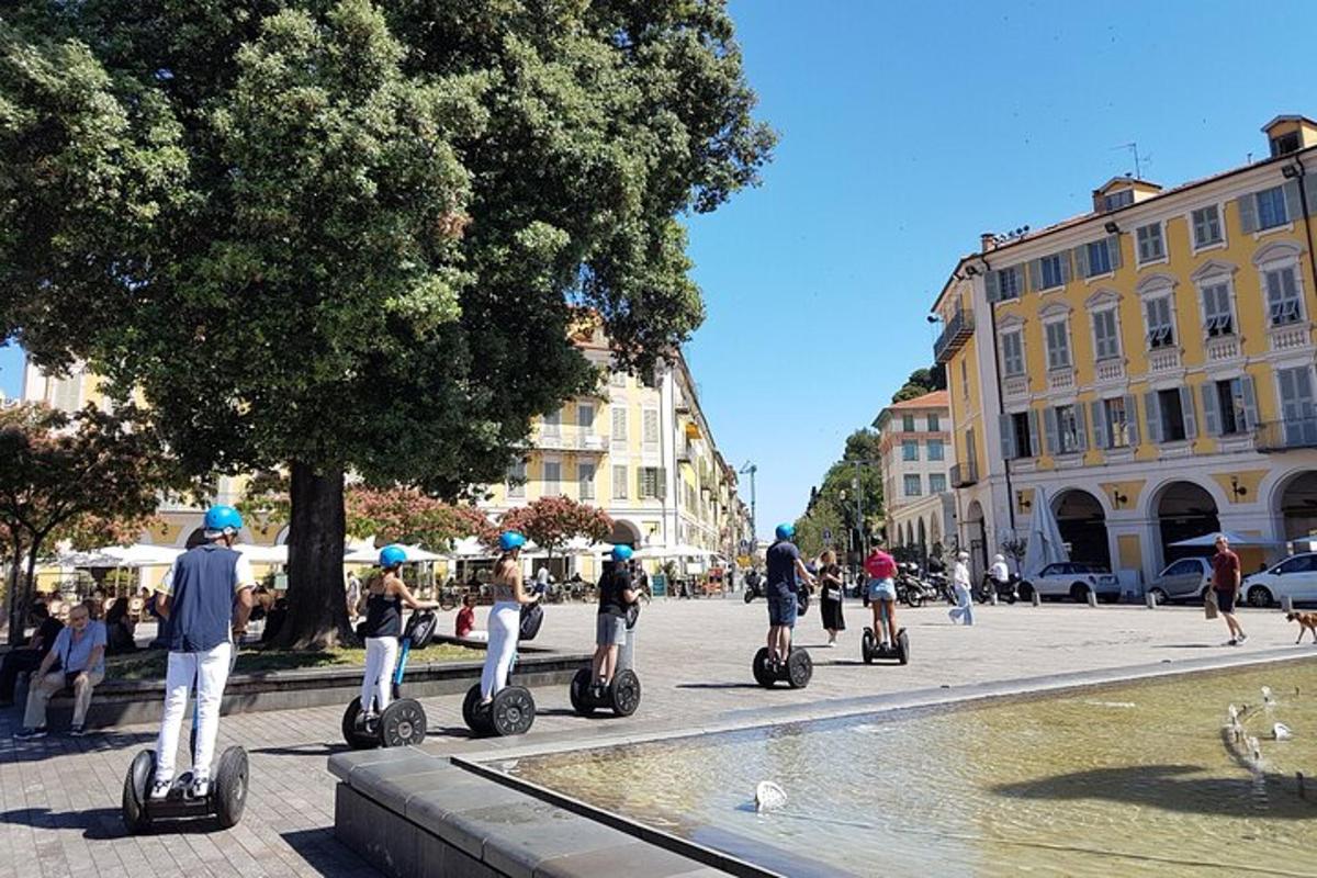 un grup de oameni care merg pe Segway-uri pe o stradă