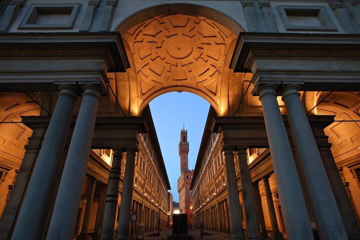 um arco em um edifício com uma torre do relógio ao fundo
