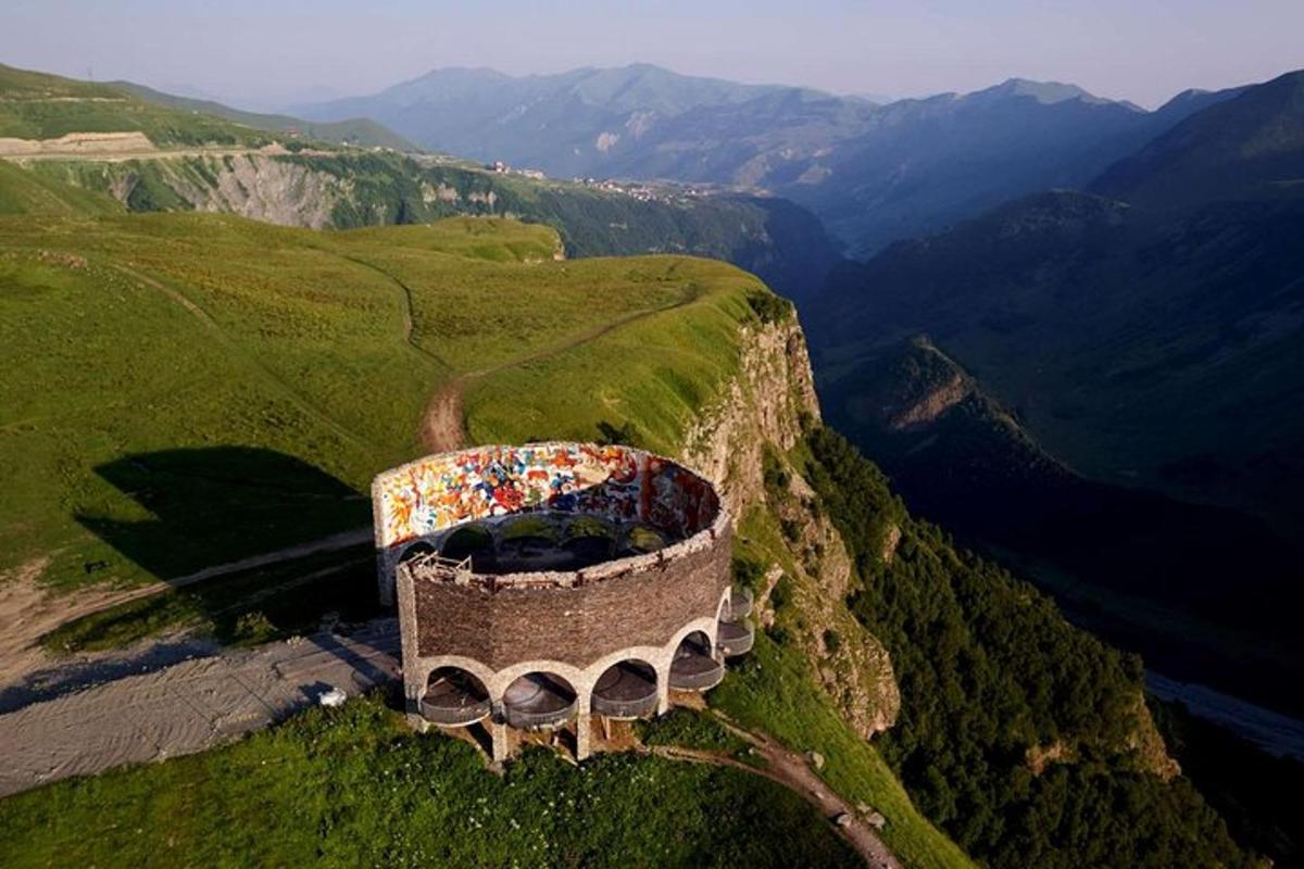 ein Gebäude an einem Berghang
