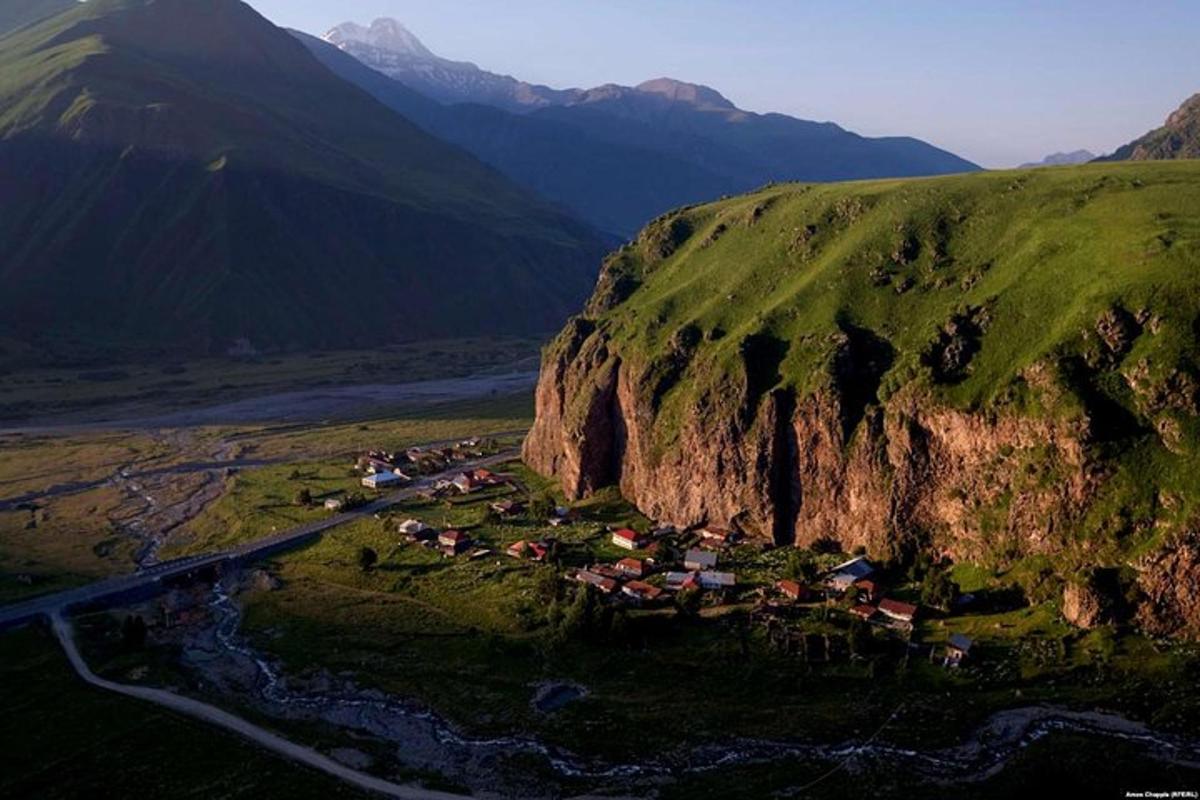 ein kleines Dorf an einem Berghang