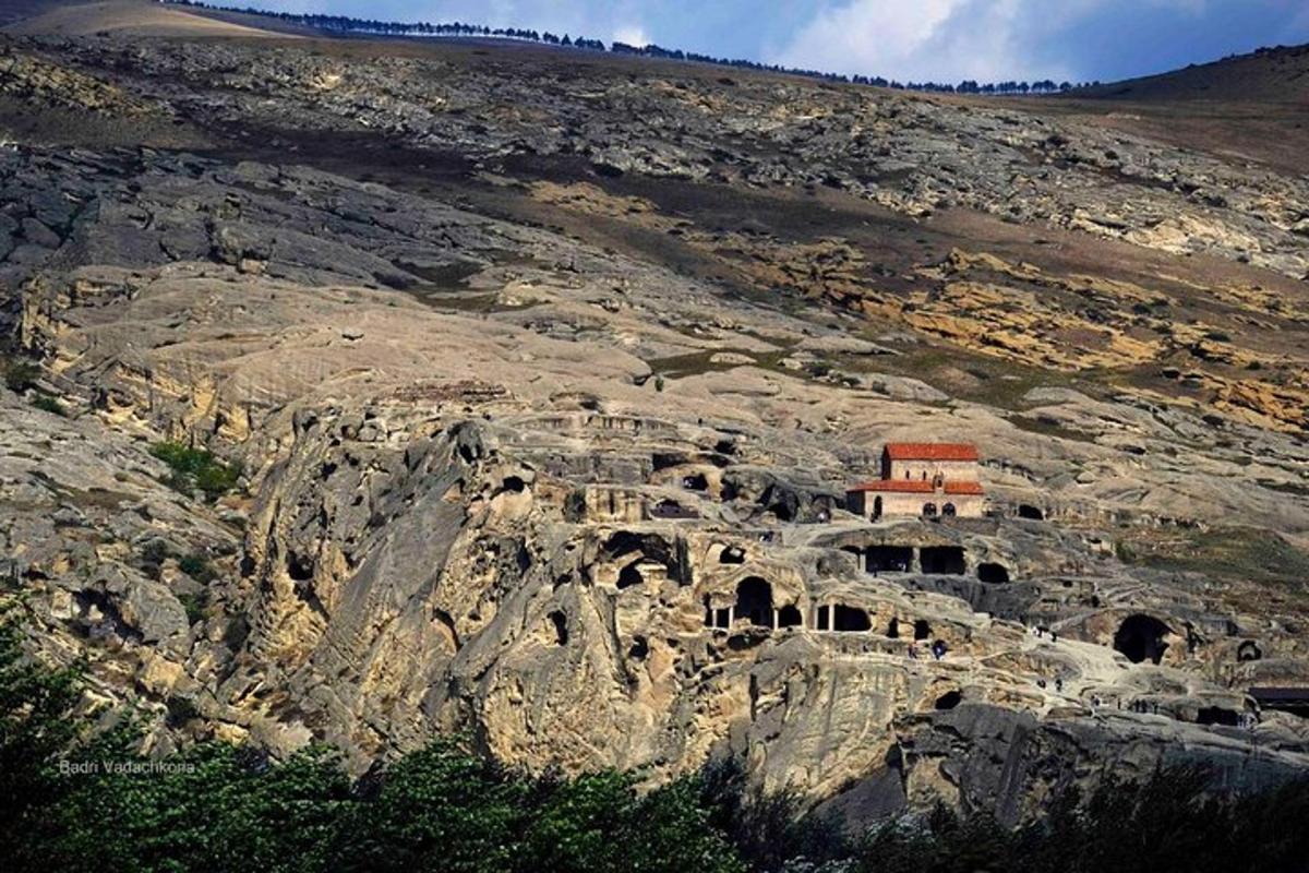 grýtt fjall með húsi ofan á
