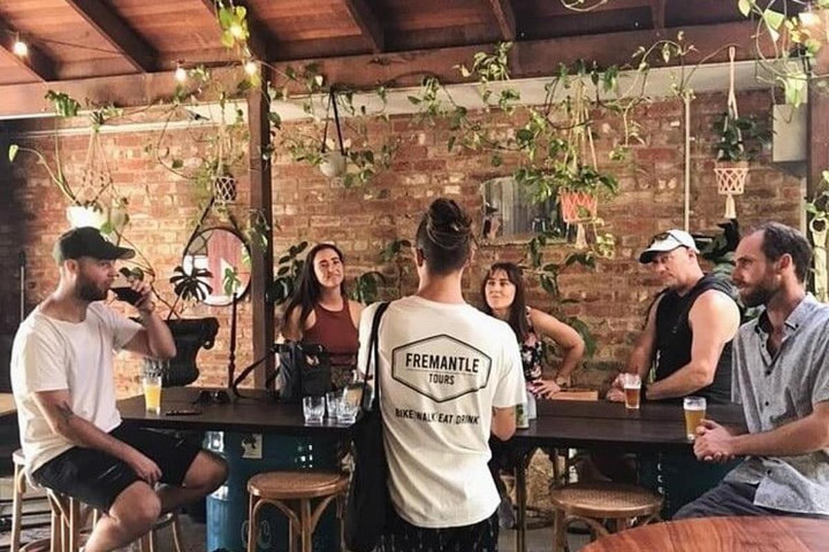 grupp inimesi, kes istuvad baaris laua taga