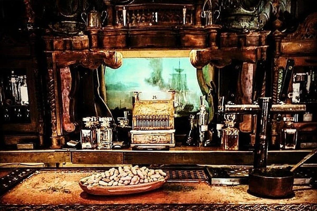 غرفة بها طاولة ووعاء طعام