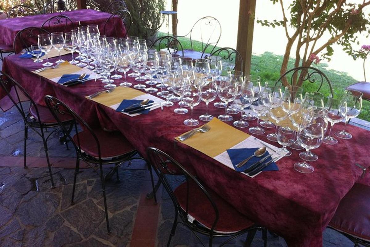 o masă lungă cu pahare de vin și șervețele