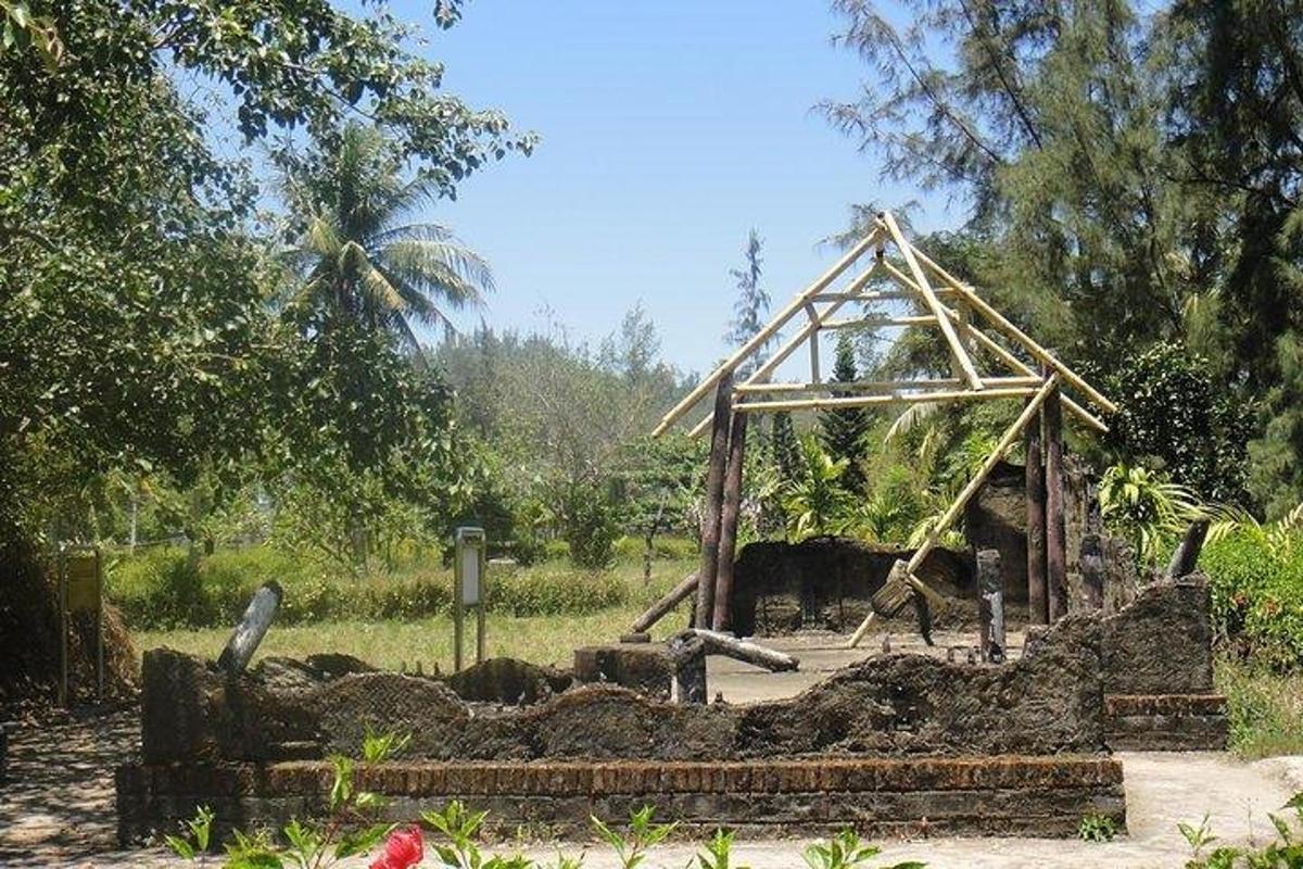una petita estructura en un camp amb un arbre