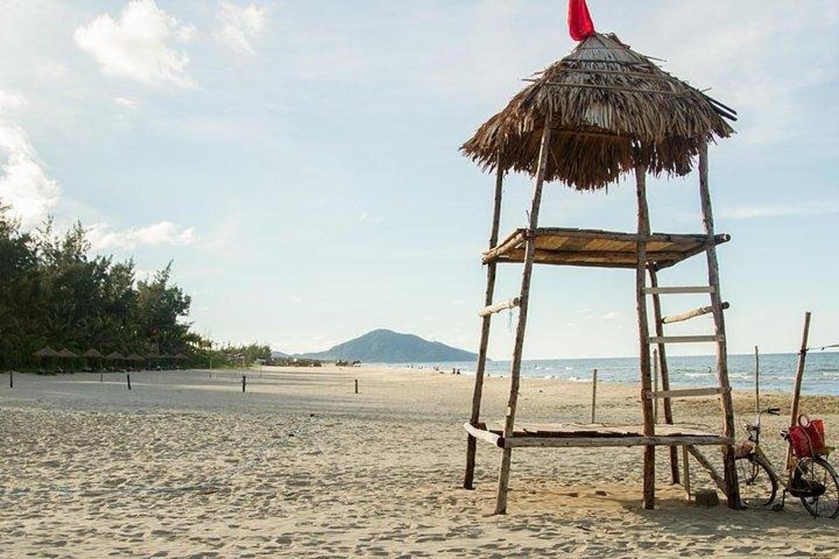 Una torre de salvavidas en una playa con una bicicleta.