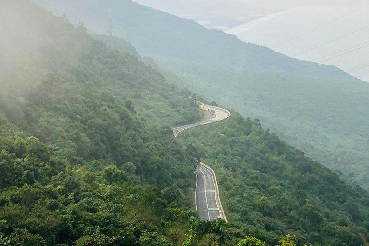 un camino sinuoso en la ladera de una montaña