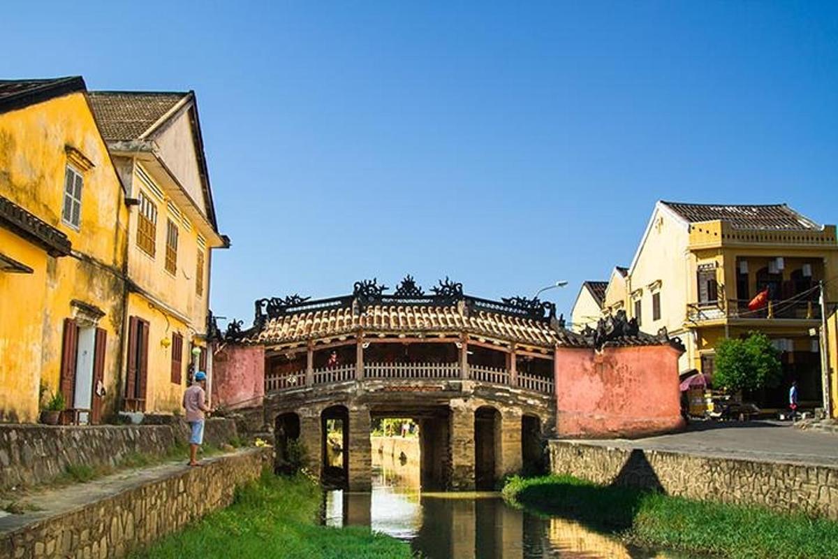 muž stojící na mostě přes řeku