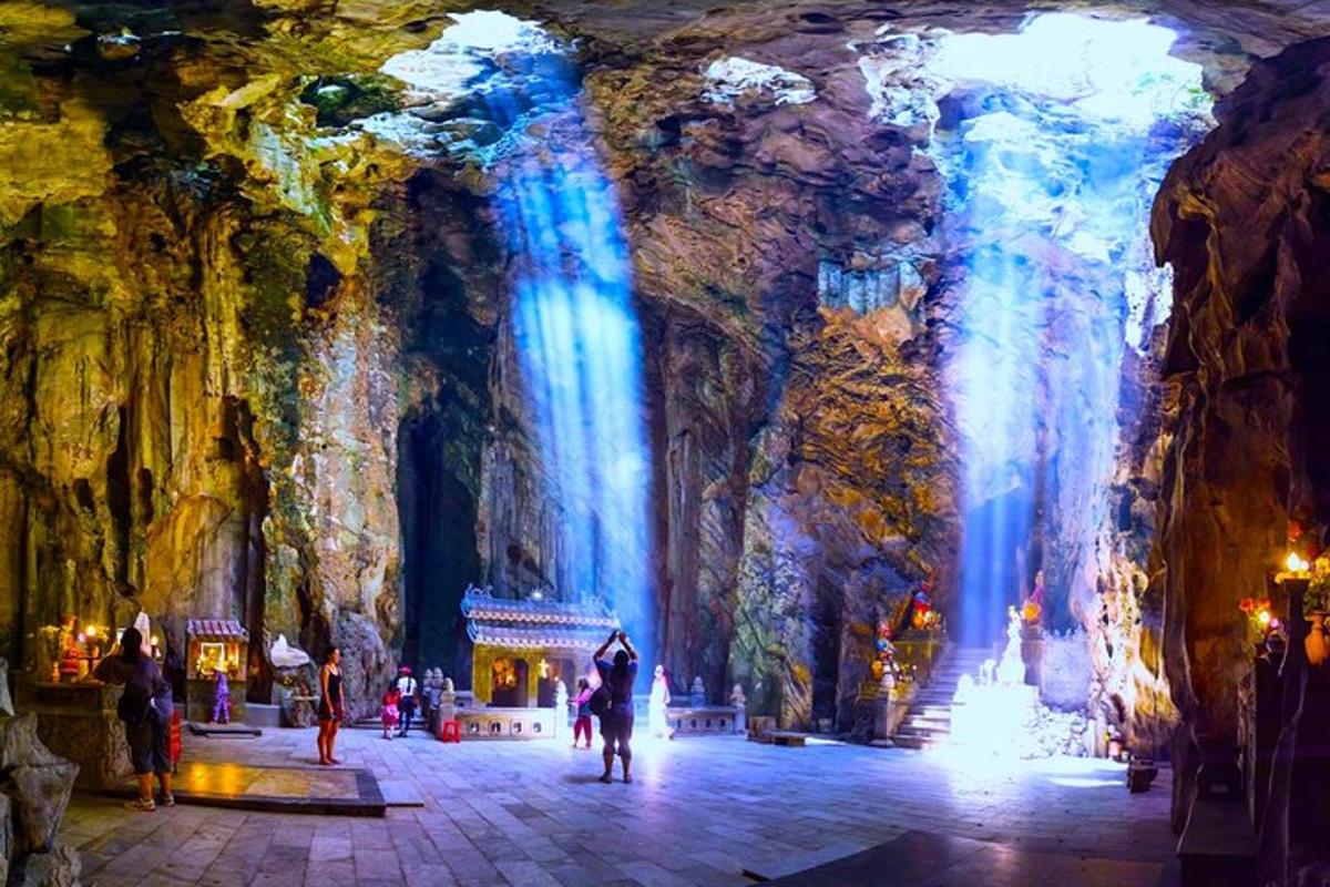 uma grande sala com luzes azuis em uma caverna