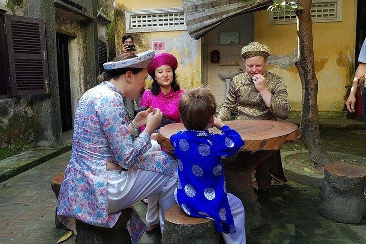 isang grupo ng mga tao na nakaupo sa paligid ng isang mesa