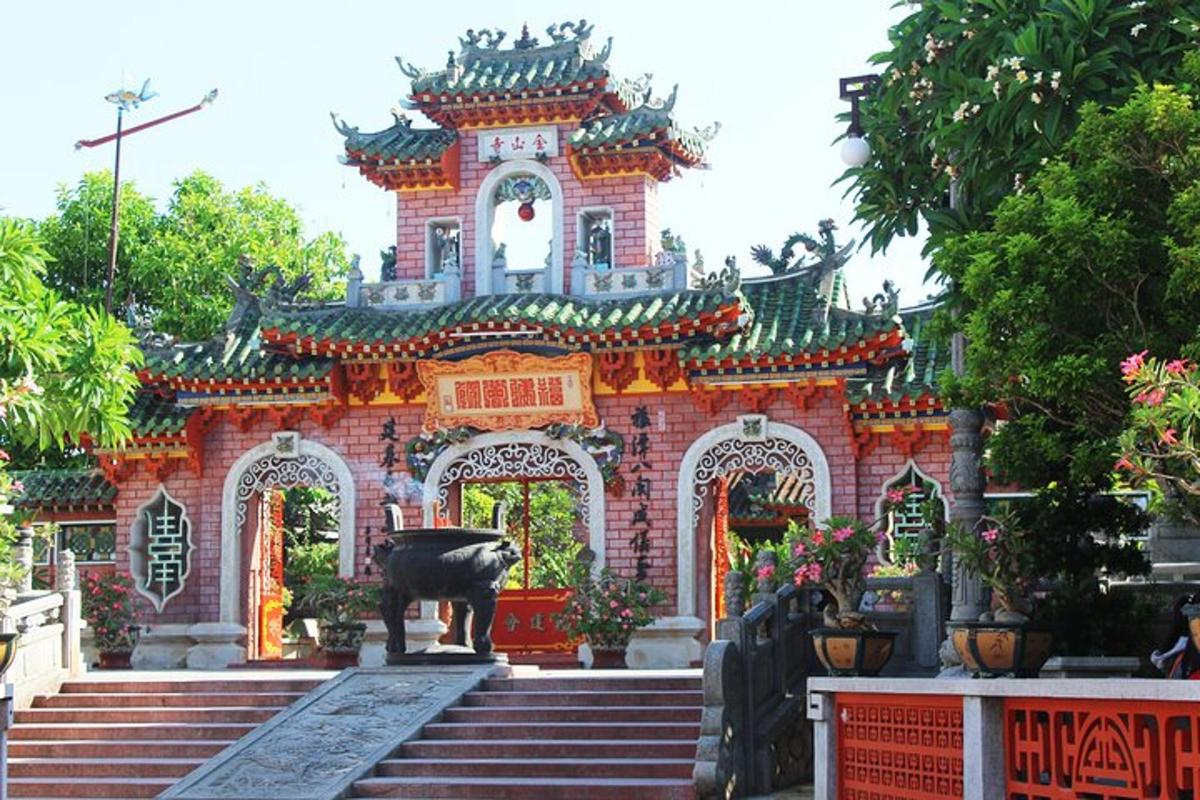 un edificio con una statua di fronte