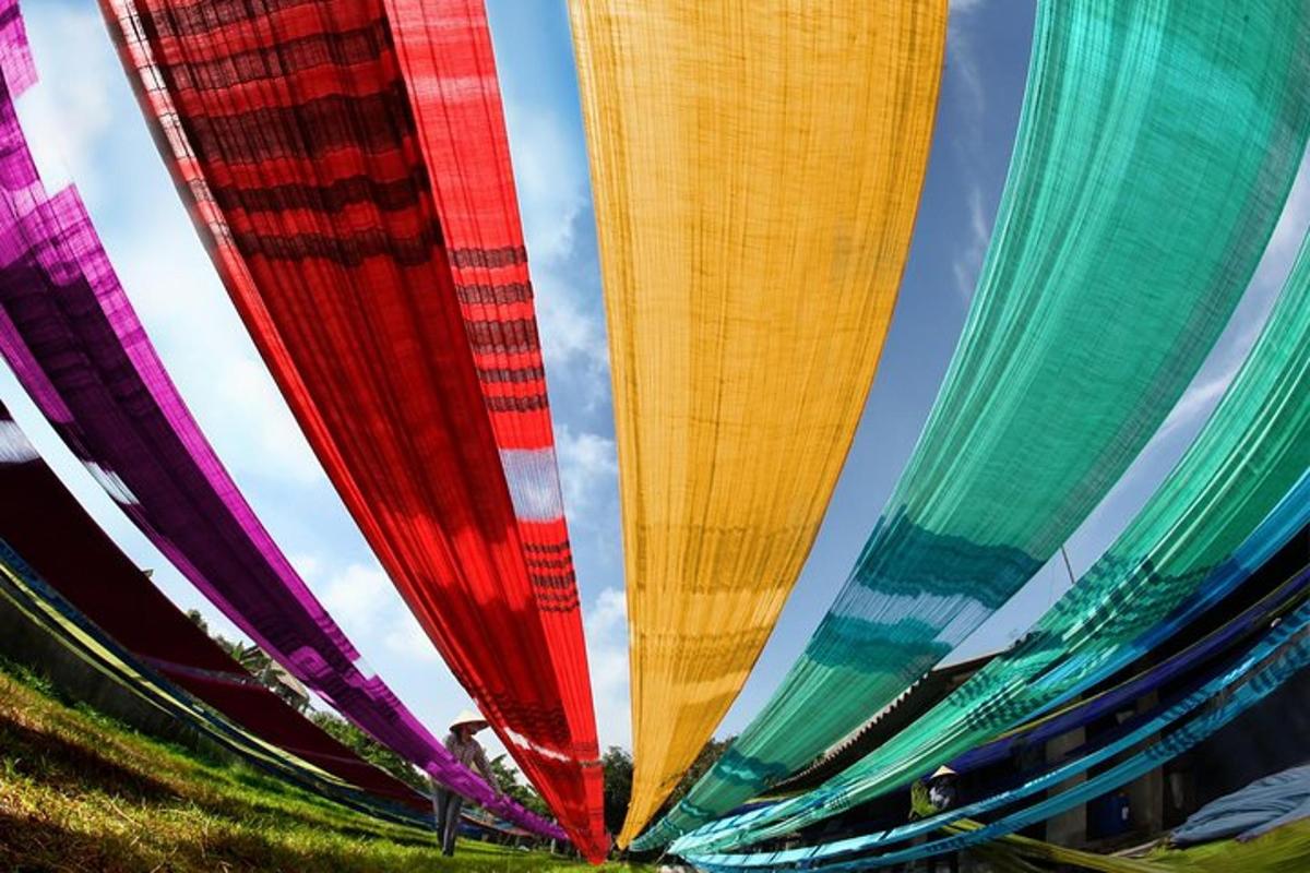 un grup de baloane cu aer cald colorate pe cer