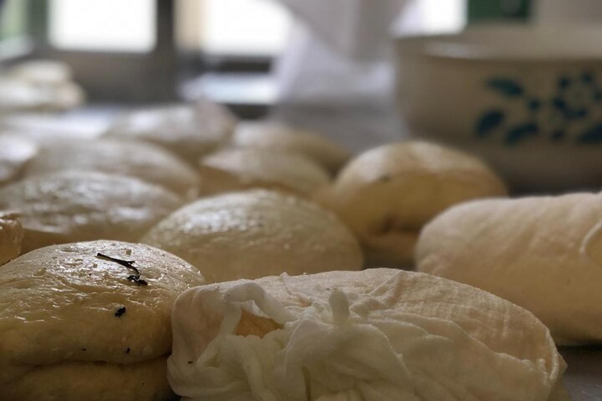 một đống bánh rán đặt trên bàn
