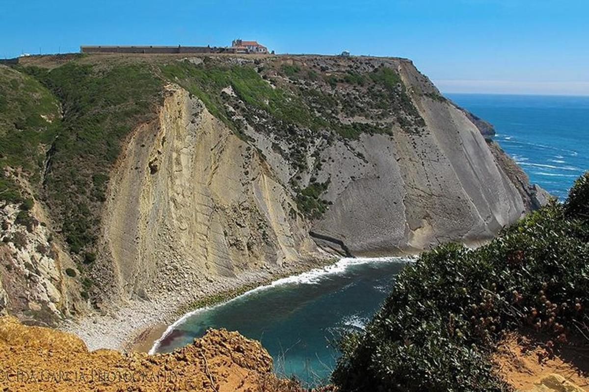 vlak na vrcholu útesu u oceánu