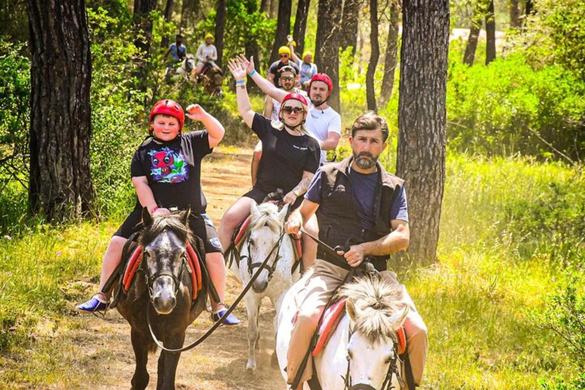 um grupo de pessoas andando a cavalo em uma trilha