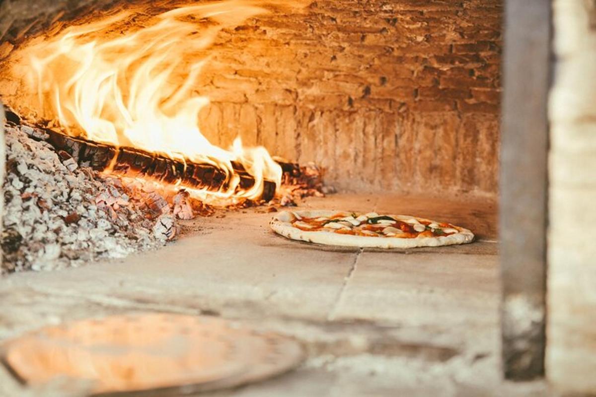 pizza se peče v peci na pizzu