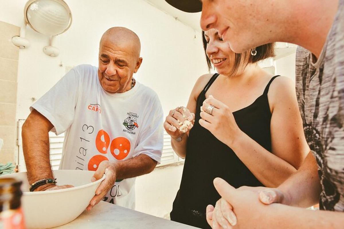 un home i una dona drets a la cuina preparant un bol
