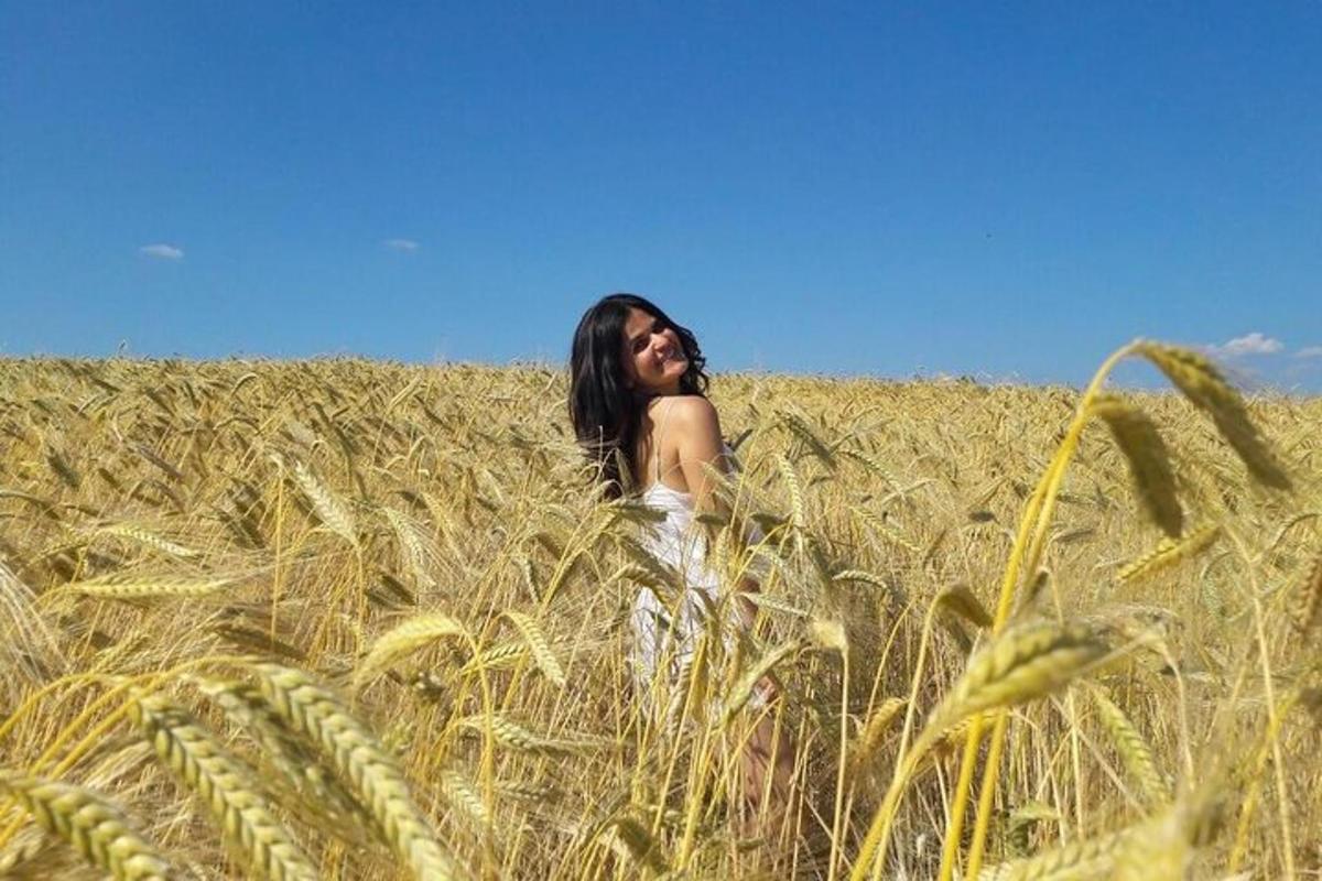 een vrouw staand in een tarweveld