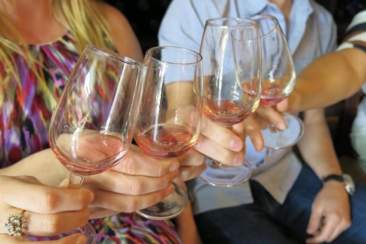 un gruppo di persone che sorreggono bicchieri di vino