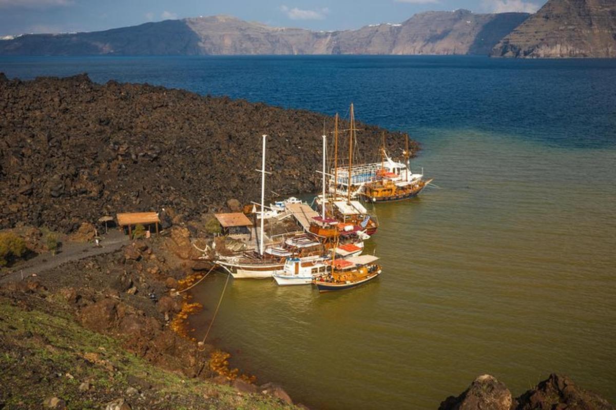 um grupo de barcos atracados em um corpo d'água