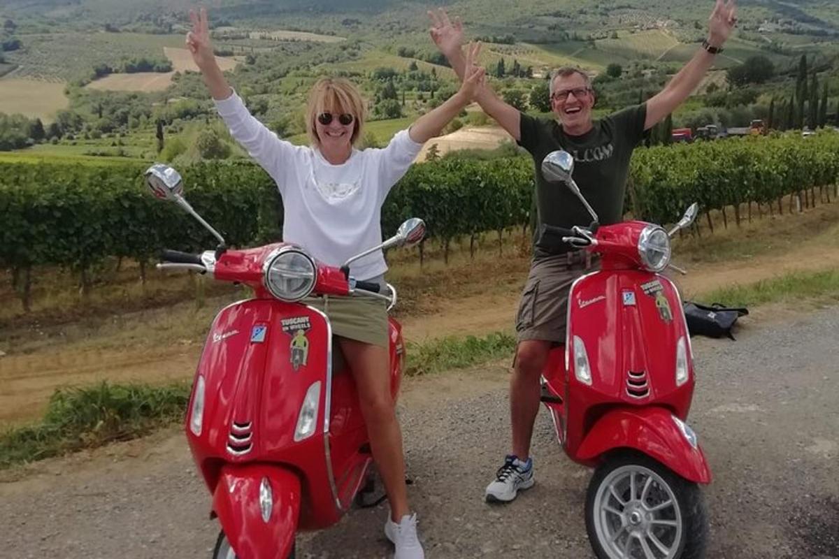 um homem e uma mulher sentados em scooters