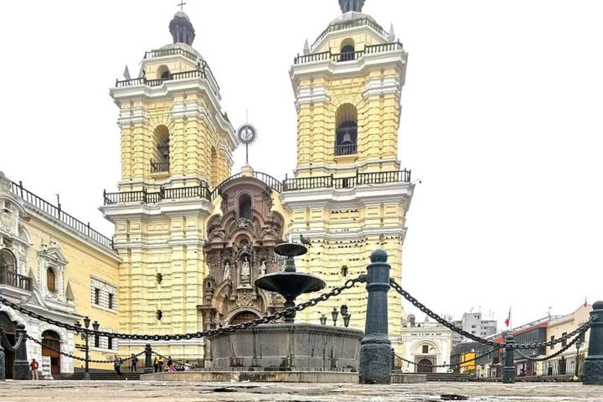 veľká žltá budova s fontánou pred ňou