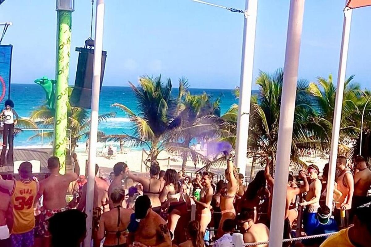 skupina ljudi, ki stojijo na plaži