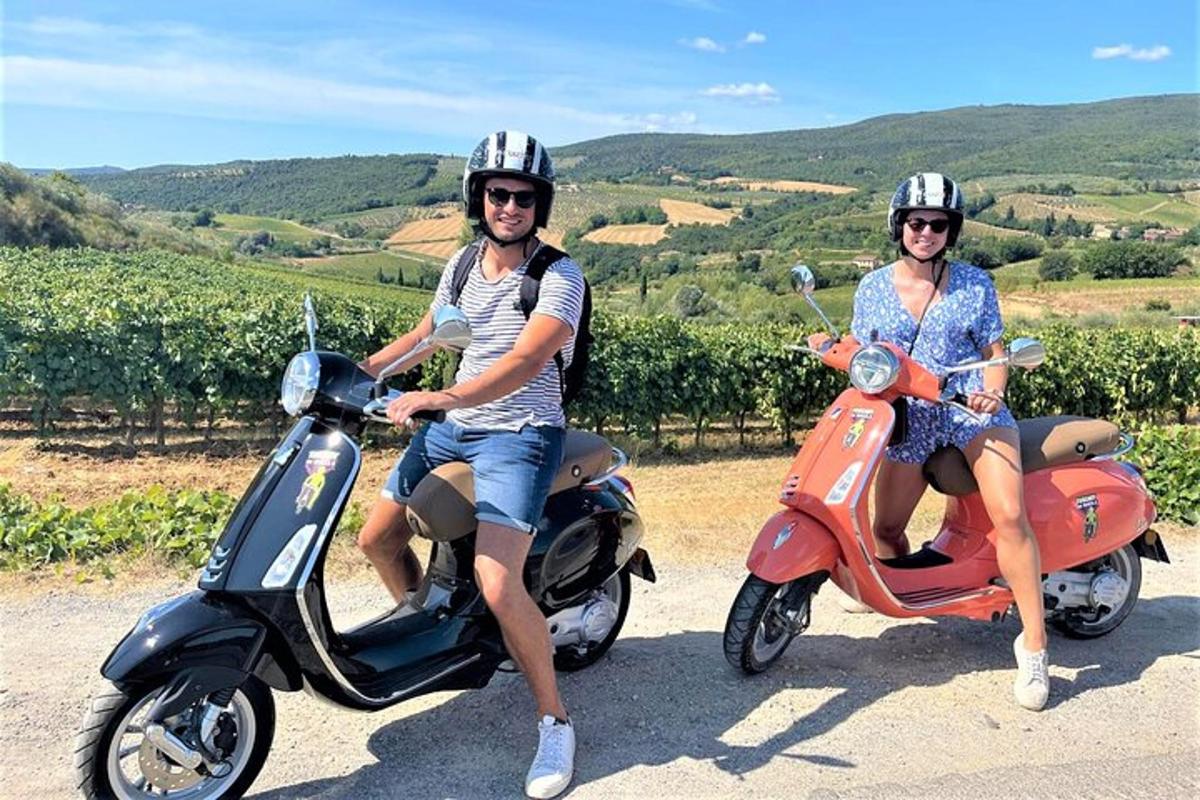 un home i una dona asseguts en patinets