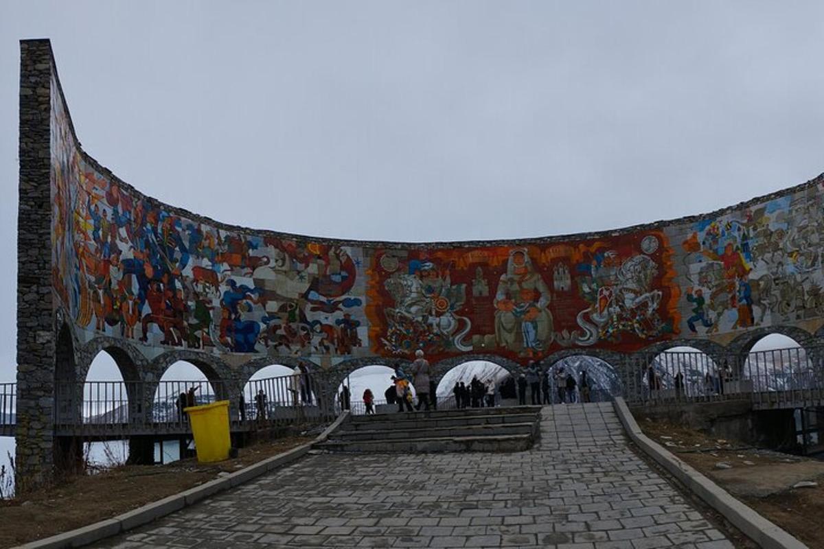 велики мурал на страни зграде