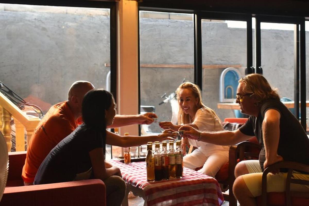 un grup de oameni așezați în jurul unei mese într-un restaurant