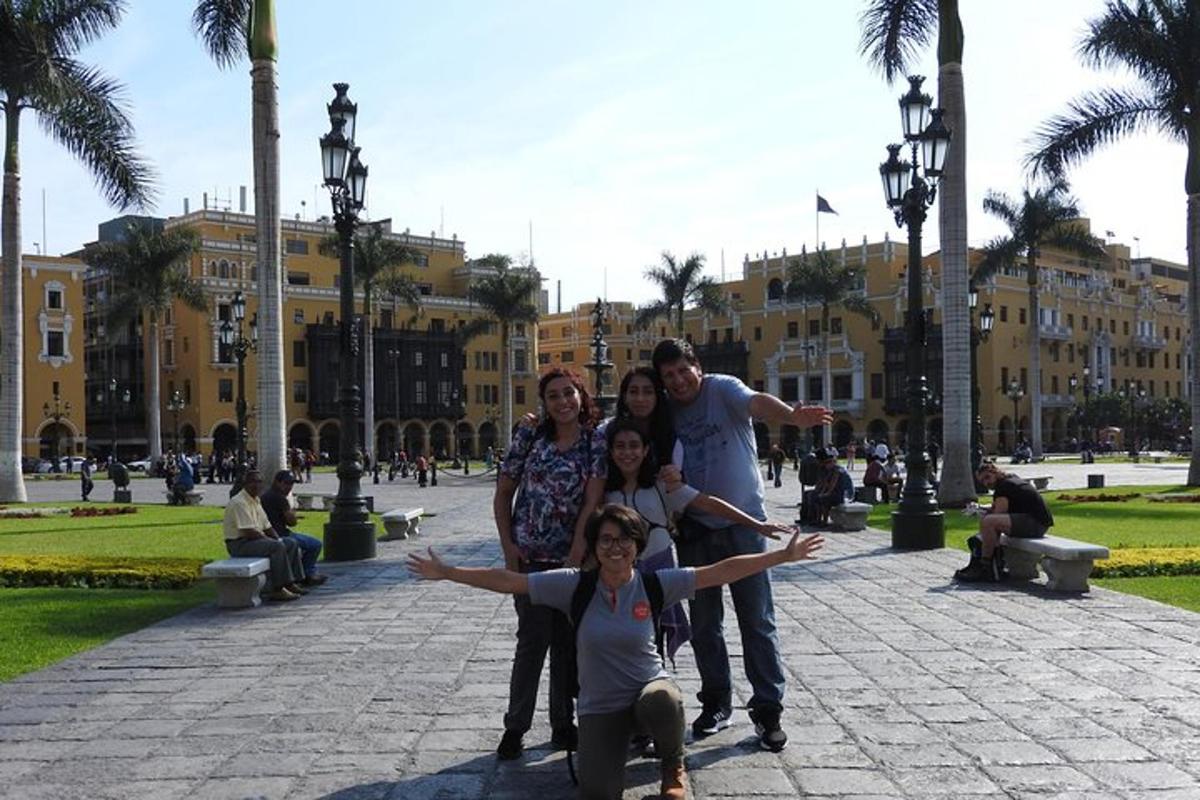 um grupo de pessoas posando para uma foto em um parque