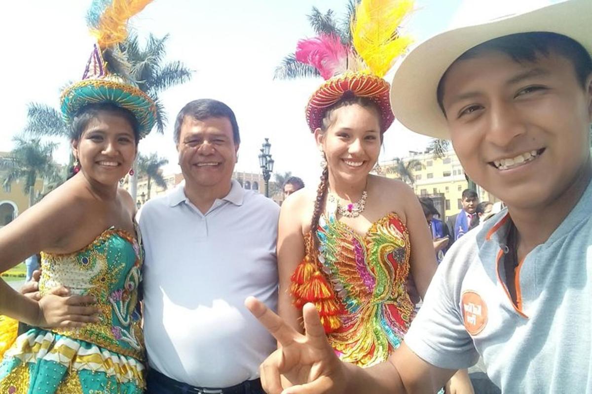 um grupo de pessoas posando para uma foto em um carnaval